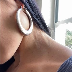 Silver earrings (100%)
